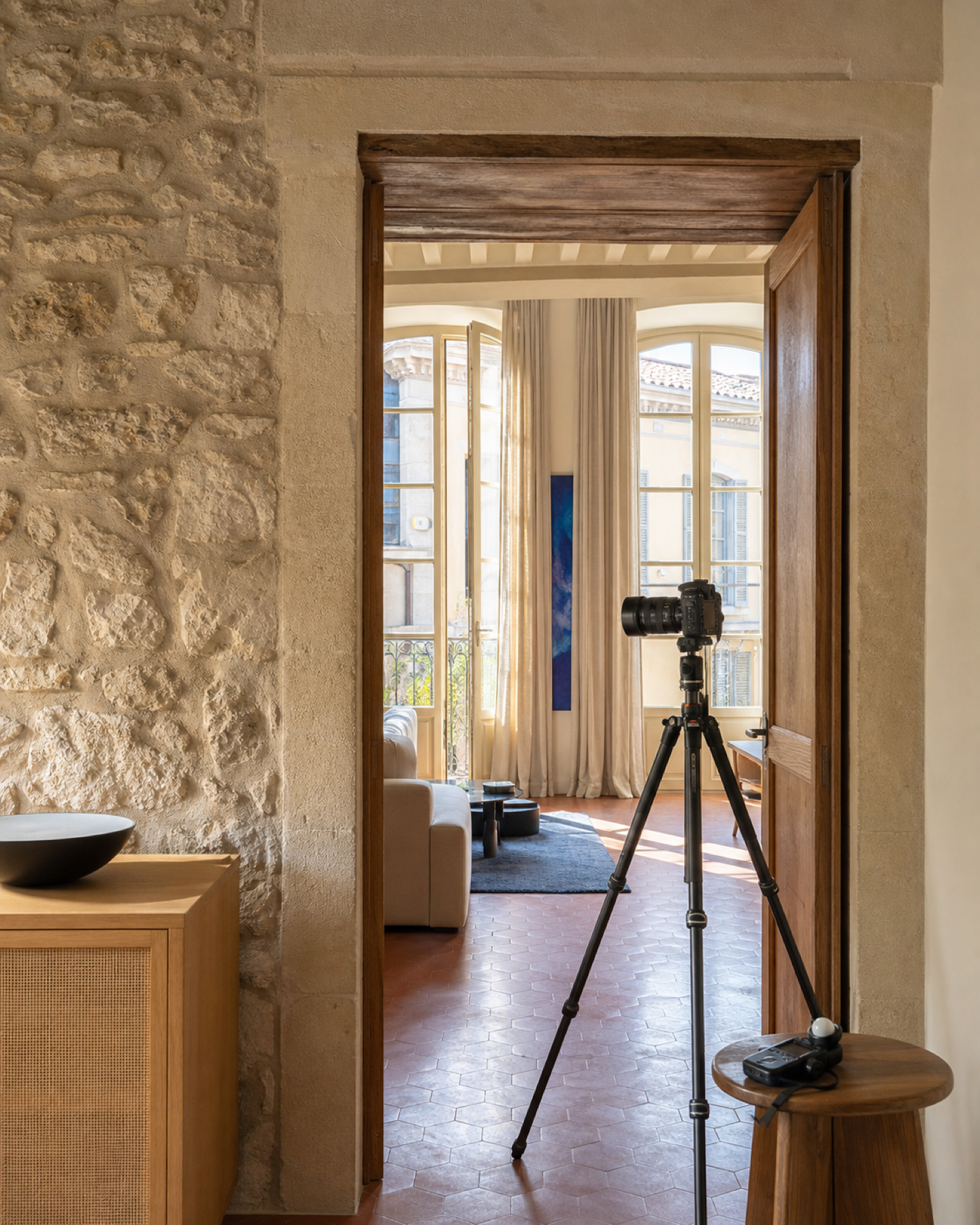 Image illustrative d’un intérieur méditerranéen préparé pour une prise de vue